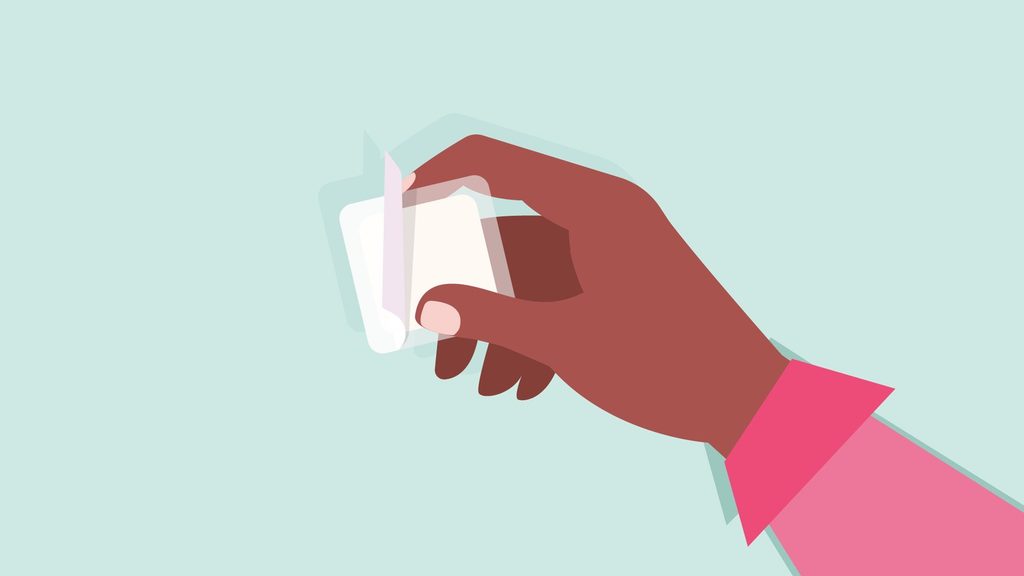 Illustratie van een hand die een anticonceptiepleister vasthoudt