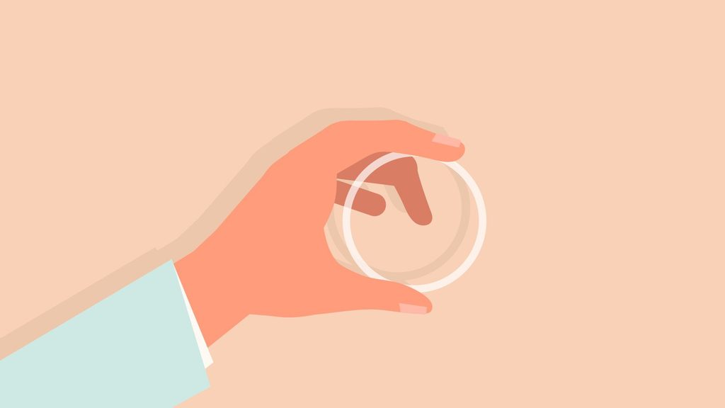 Illustratie van een hand die een anticonceptiering vasthoudt